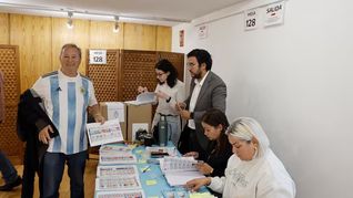 En España los argentinos residentes se aceraron a votar con remeras y buzos de Argentina. La Libertad Avanza se posiciona como ganadora en los comicios extranjeros. En España los argentinos residentes se aceraron a votar con remeras y buzos de Argentina. La Libertad Avanza se posiciona como ganadora en los comicios extranjeros.