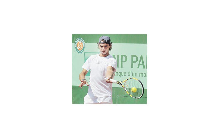 Rafael Nadal entrena en Roland Garros, donde el domingo comenzará la máxima cita del tenis en polvo de ladrillo.
