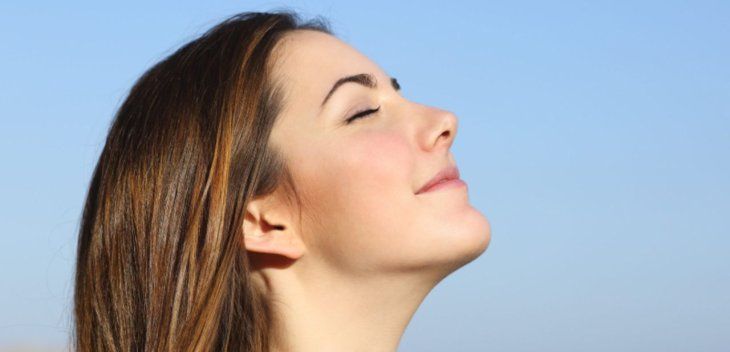 Según explica la investigadora, el cerebro tiene la capacidad de “aprender a ordenarse” y uno de los caminos más efectivos para lograrlo es la respiración consciente.