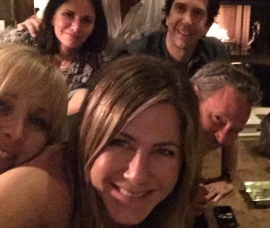 Jennifer Aniston eligió una foto junto a sus excompañeros de Friends para el debut de su cuenta de Instagram.
