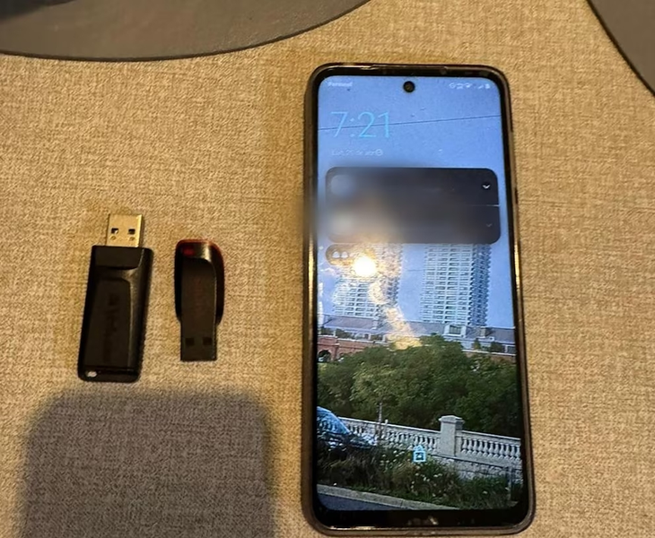 Los efectivos secuestraron un gabinete CPU, un teléfono celular y dos pendrives de 32 GB para ser peritados. Los efectivos secuestraron un gabinete CPU, un teléfono celular y dos pendrives de 32 GB para ser peritados.