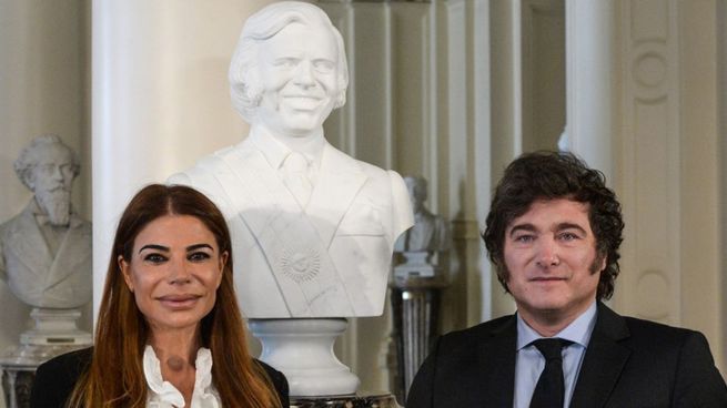 Zulemita Menem y Javier Milei en Casa Rosada junto al busto de su padre, el expresidente Carlos Menem.&nbsp;