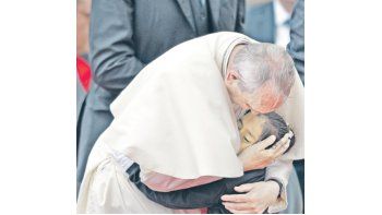 ámbito.com | El tierno abrazo de una niña en el aeropuerto de Quito fue una de las últimas postales que dejó ayer el papa Francisco en Ecuador. Desde anoche está en Bolivia y cerrará el fin de semana en Paraguay su gira suda-mericana.
