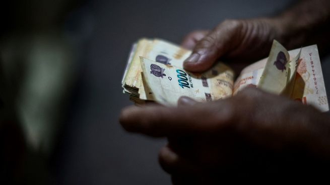 Los salarios superaron la inflación en agosto, pero los ingresos de los trabajadores registrados todavía acumulan pérdidas de poder adquisitivo en la comparación interanual, según el INDEC.