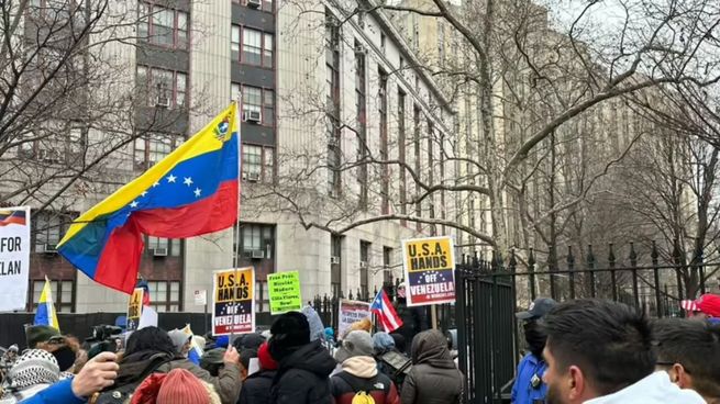 Manifestantes a favor y en contra de Nicolás Maduro se concentran frente al Tribunal Federal Daniel Patrick Moynihan, en Manhattan, durante su comparecencia judicial.