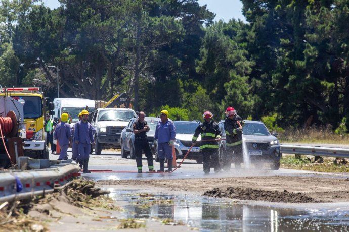 La ruta 11 permaneció cortada durante un largo tiempo a causa de un derrame cloacal. La ruta 11 permaneció cortada durante un largo tiempo a causa de un derrame cloacal.