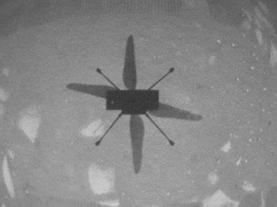 La primera foto del Ingenuity volando en Marte.