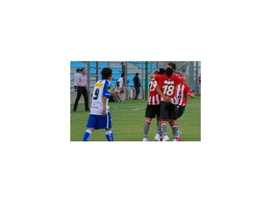 Pasó. Estudiantes tuvo que transpirar de la cuenta para superar a Unión Villa Krause de San Juan en la Copa Argentina.