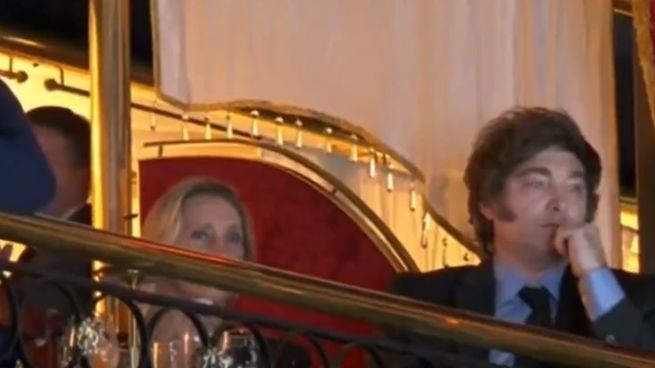 Javier Milei fue junto a Karina Milei, Patricia Bullrich y Manuel Adorni al desfile de Roberto Piazza.