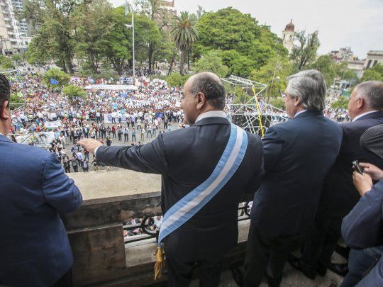 El presidente electo Alberto Fernandez junto al gobernador de Tucuaman, Juan Manzur, durante los actos de asuncion del mandatario provincial.