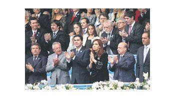 ámbito.com | Cristina de Kirchner ayer en campaña en el Chaco, rodeada por Sergio Urribarri, Eduardo Fellner, Jorge Capitanich, José Pampuro y Daniel Scioli. En la segunda fila, entre otros, Eduardo Luis Duhalde, Juan Manuel Abal Medina y los «carteros» Ricardo Forste