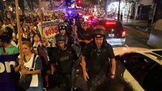 Segundo día de cacerolazos en CABA: agrupaciones y autoconvocados cercados por la Policía en el Congreso