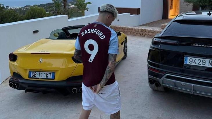 Garnacho was photographed with the shirt of another English club, which was perceived by the fans as a provocation. Garnacho was photographed with the shirt of another English club, which was perceived by the fans as a provocation.
