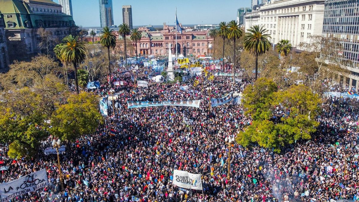 Masiva marcha en Plaza de Mayo en repudio al atentado a Cristina Kirchner