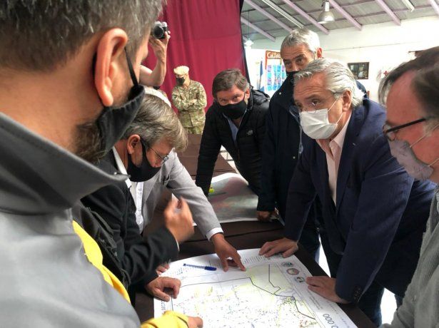 El presidente Alberto Fernández en el Comando de Operaciones montado en el Centro Cultural de Lago Puelo junto al intendente de esa localidad y los de El Hoyo, El Maitén, Epuyén y Cholila.