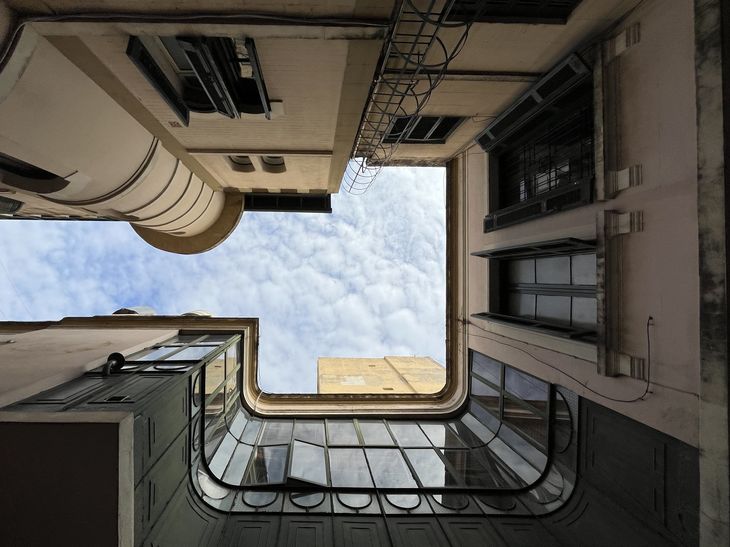 El valor del pasaje excede lo residencial: es una postal viviente del modo en que la ciudad resuelve (Foto Gentileza: @BuenosAiresalPaso) El valor del pasaje excede lo residencial: es una postal viviente del modo en que la ciudad resuelve (Foto Gentileza: @BuenosAiresalPaso)