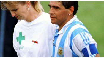 Maradona se retira del campo de juego de la mano de la enfermera para hacerse el control antidoping.