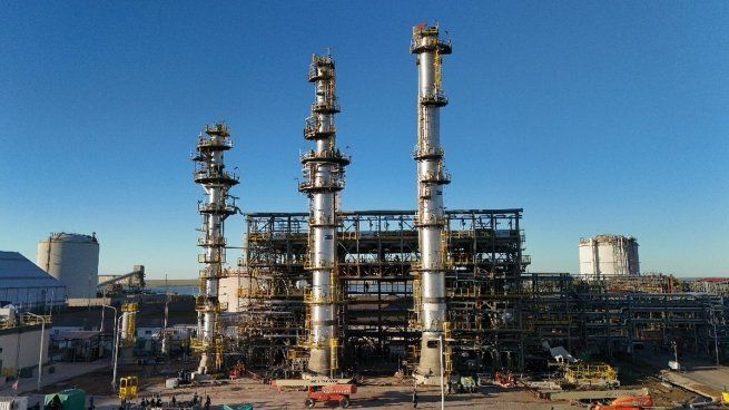 Compañía Mega cumple un rol central en la industrialización de los líquidos asociados al gas natural. Su red logística —única en el país— conecta directamente Vaca Muerta con el polo petroquímico de Bahía Blanca, lo que la convierte en un eslabón clave para el desarrollo energético.