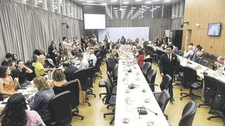 escenarios. Sin el Presidente ni dos de sus principales ministros en el país, el oficialismo en el Congreso mantiene negociaciones contra reloj con los principales bloques con los que mantiene diálogo: PRO, UCR y federales.