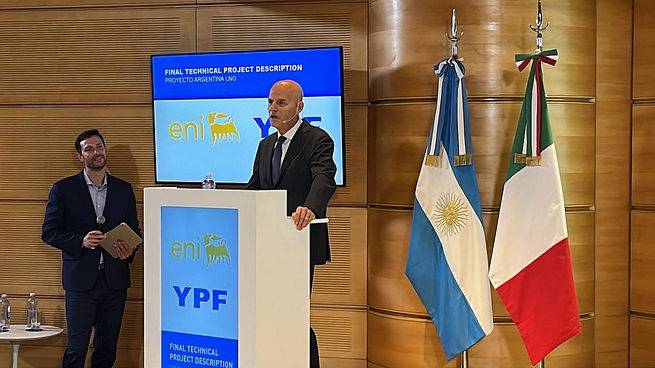 Vaca Muerta es una de las mejores fuentes de shale gas y petróleo del mundo, afirmó Claudio Descalzi, CEO de Eni, tras la firma del acuerdo por GNL con YPF.