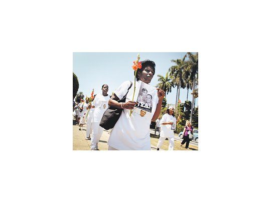 Las Damas de Blanco, grupo emblemático de resistencia al régimen comunista en Cuba, afirmaron ayer durante su marcha semanal que intentarán acercarse a las misas que ofrecerá Benedicto XVI en el país. En la previa, decenas de sus militantes han sido detenidas.