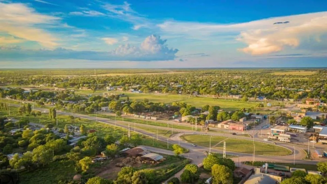 Este pueblo se encuentra en pleno corazón del Impenetrable Chaqueño, un ecosistema único que atrae a los viajeros por su diversidad natural.