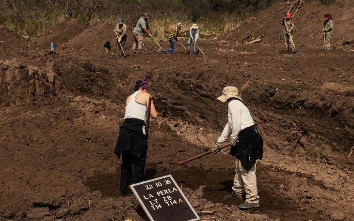 Continúa la labor del EAAF en el predio de La Perla. Continúa la labor del EAAF en el predio de La Perla.