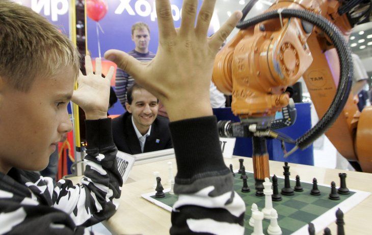 Un robot rompió el dedo de un niño en un partido de ajedrez