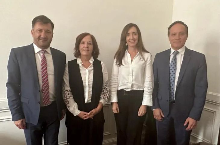 Edgardo Kueider con sus compañeros de bloque, Alejandra Vigo y Camau Espíndola, junto a Victoria Villarruel. Edgardo Kueider con sus compañeros de bloque, Alejandra Vigo y Camau Espíndola, junto a Victoria Villarruel.
