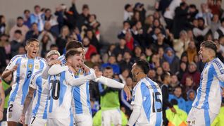 Ganó, goleó y gustó. Argentina apastó a Chile y avanza hacia el Mundial.
