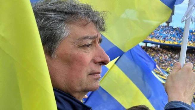 Bombonera. Horacio Rosatti, ayer, bandera en mano, en la cancha de Boca Juniors, alentando al equipo que se consagró campeón.