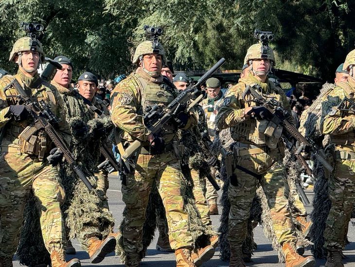 El Ejército argentino desfiló por la Avenida Libertador. 