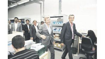Florencio Randazzo guió ayer a Rogelio Frigerio por una dependencia del Registro Nacional de las Personas, en Parque Patricios. Fumata blanca en el Ministerio del Interior.