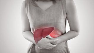 La hepatits es causada generlamente por un virus o por beber alcohol en exceso.