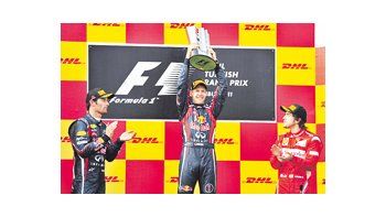 Mark Webber y Fernando Alonso aplauden a Sebastian Vettel. El alemán ganó el GP de Turquía y lidera con comodidad el campeonato mundial de F-1.