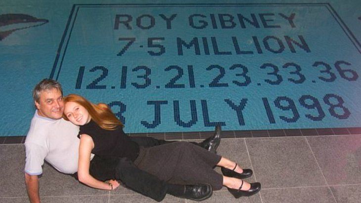 Roy ganó millones y despilfarró su dinero: mandó a grabar su piscina con los números ganadores de la lotería.