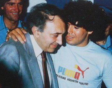 Maradona y Ferlaino en su época en Napoli.