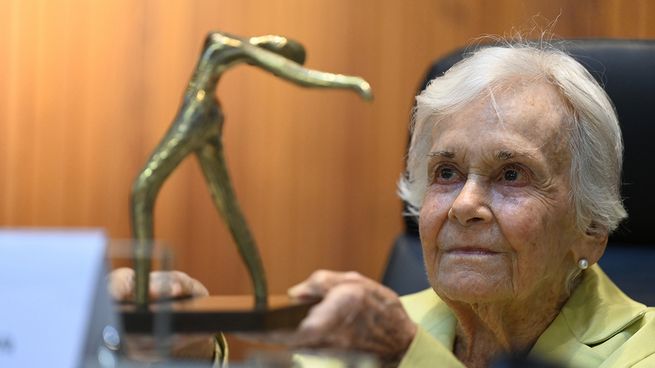 Yamandú Orsi pidió honores de Estado para Belela Herrera.