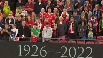 Atronador. Hinchas de Manchester United hicieron un respetuoso y dolido minuto de silencio por el fallecimiento de su Reina, Isabel II.