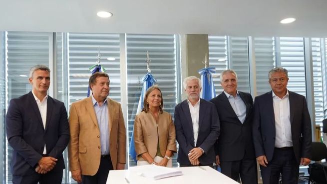 Los gobernadores de Río Negro y Neuquén firmaron los contratos de concesión de cuatro represas del Comahue.