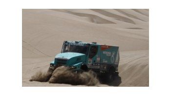 Al holandés le quedan dos etapas para lograr su primer corona en el Dakar.