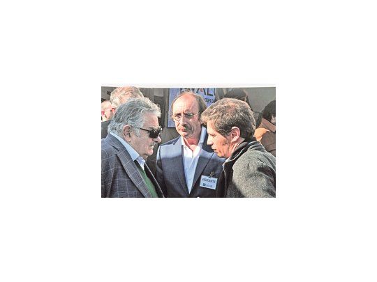 El presidente uruguayo, José Mujica, y el secretario de Política Económica argentino, Axel Kicillof, ayer durante la inauguración de una planta de biodiésel de la firma estatal Alcoholes del Uruguay (ALUR), que producirá 65 millones de litros por año.