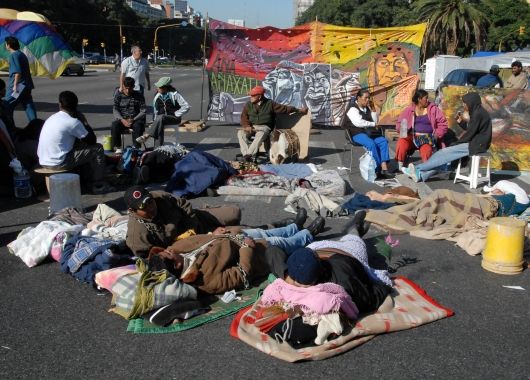 Continúa acampe indígena en 9 de Julio y amenazan con corte indeterminado (foto 1)