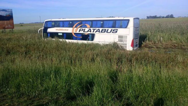 Así quedó el colectivo tras despistar en la ruta 2