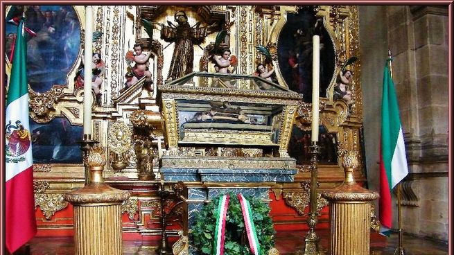 Los restos de Agustín de Iturbide son depositados en la capilla del Noviciado de San Francisco en 1838.
