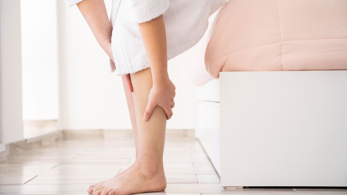 What it means to move your leg constantly, according to psychology