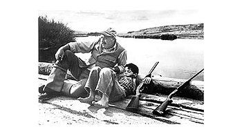 ámbito.com | La Extraordinaria muestra del Borges matiza las tragedias bélicas que Robert Capa documentó a lo largo de 22 años cruciales del siglo XX con algunas rarezas como ésta de Ernest Hemingway y su hijo Gregory.