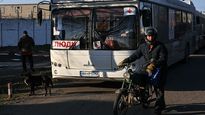 Guerra en Ucrania: un primer convoy con civiles huye de la asediada Mariúpol