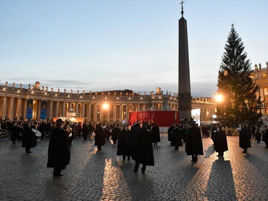 Hasta el 10 de enero, las estatuas se podrán visitar en la Plaza San Pedro a lo largo de una plataforma luminosa de unos 125 metros cuadrados.