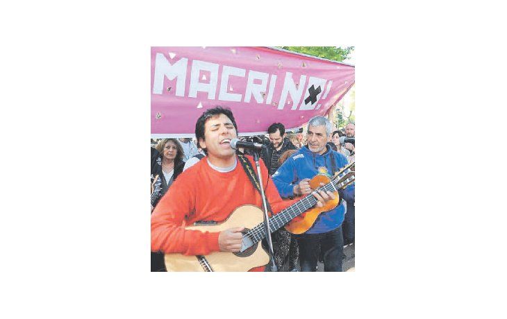 Un festival artístico en el porteño Parque Centenario buscó el fin de semana atraer votos para Daniel Scioli.